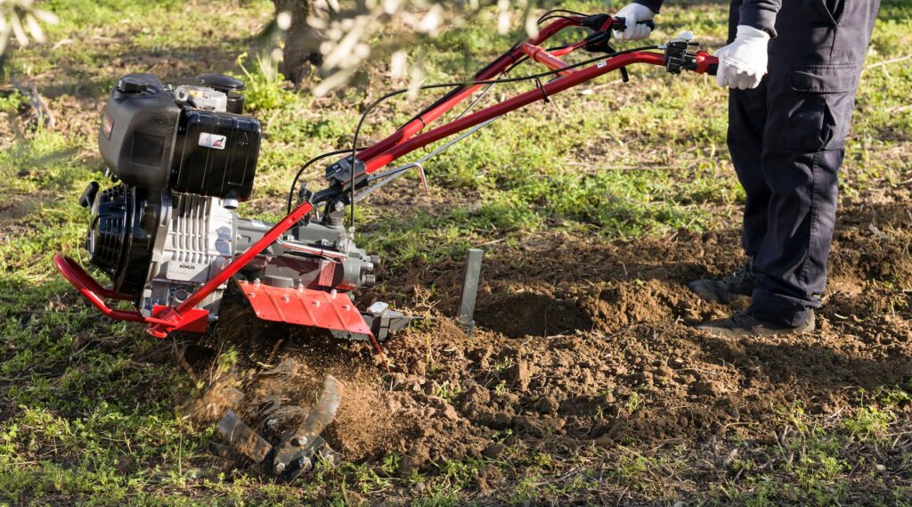 Motoazada Brumi con transmisión Simplex trabajando en tierra dura
