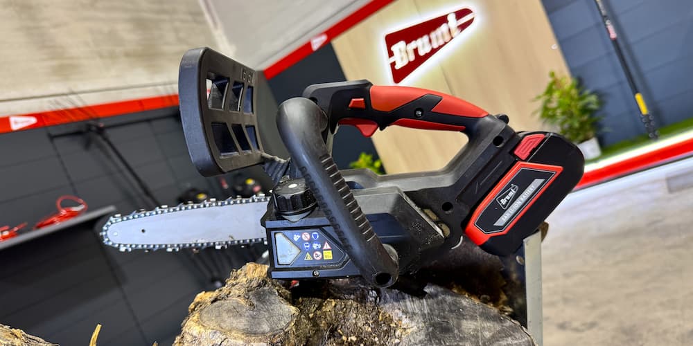 Motosierra a batería Brumi CCS800 en trabajos de poda ligera
