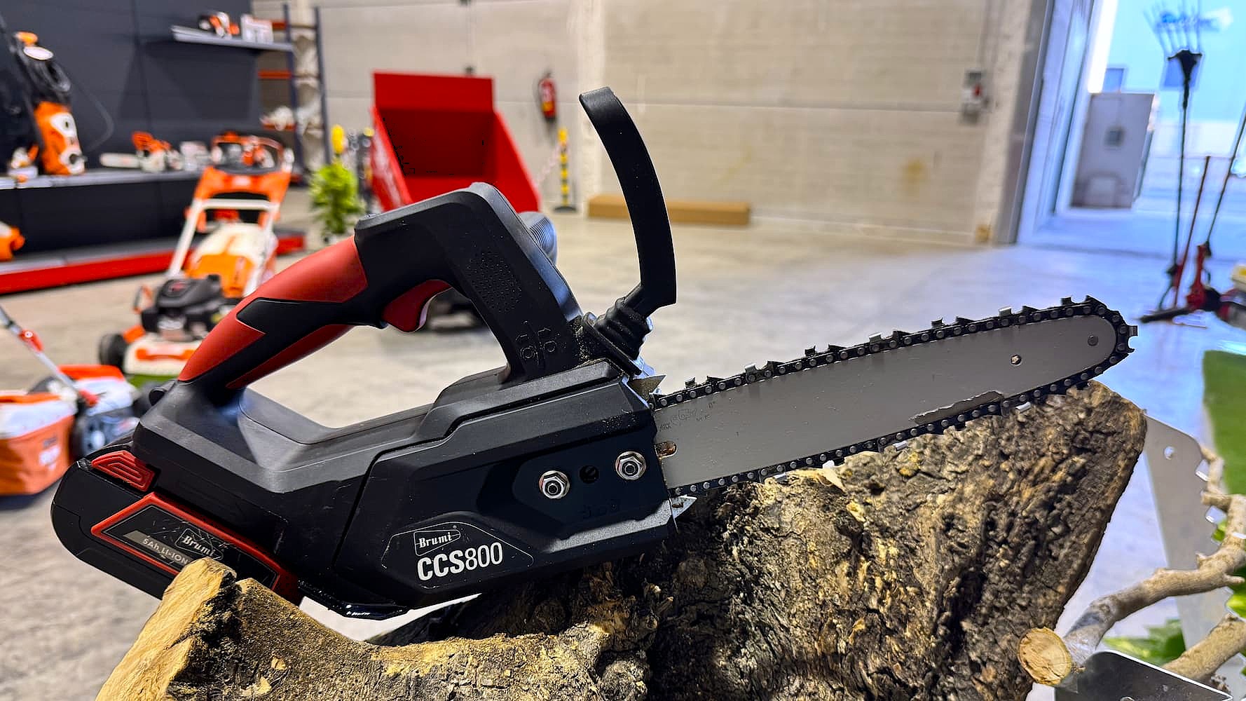 Comparativa entre mini motosierra a batería y motosierra de gasolina para poda