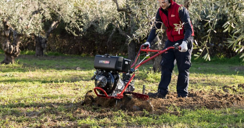 Motoazada profesional Brumi con transmisión por engranajes en baño de aceite trabajando en terreno agrícola