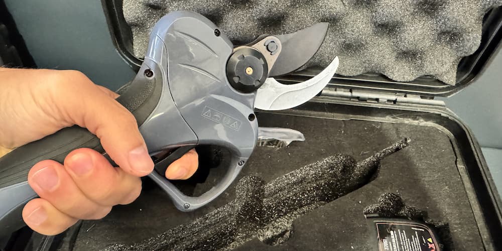 Corte de precisión con tijeras eléctricas de poda