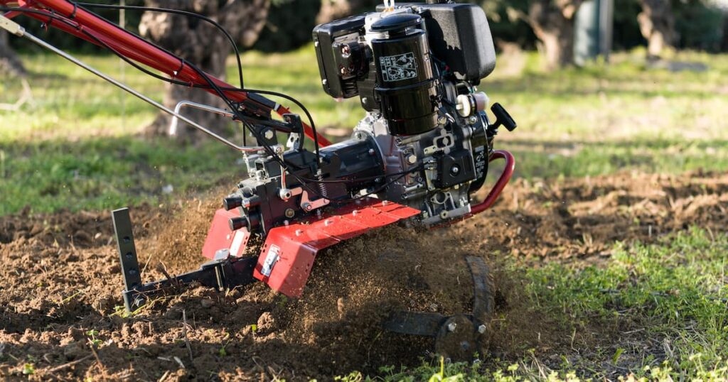 motoazada profesional trabajando suelo agrícola con transmisión por engranajes