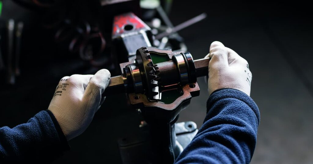 detalle de transmisión por engranajes en motoazada profesional en taller